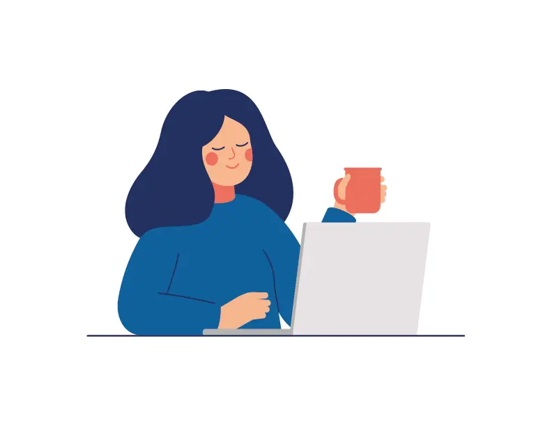 Kvinna som sitter vid datorn med en kopp